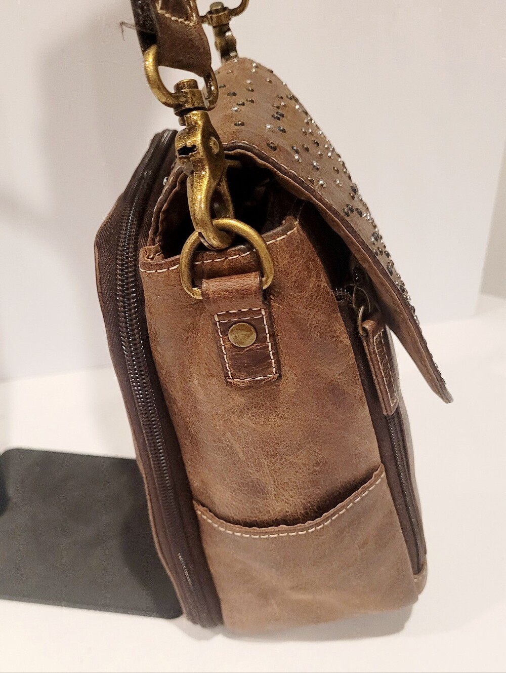 Gun Tote'n Mamas Distressed Leather Conceal Carry Crossbody - Picture 3 of 14